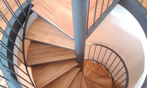 Spindeltreppe mit Holzfüllung